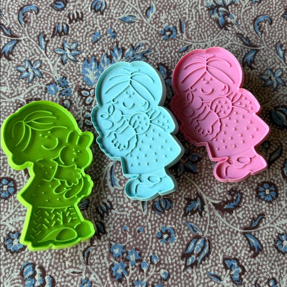 Set of 3 Vintage Hallmark Easter Cookie‎ Cutters Plastic girl boy bunny rabbit